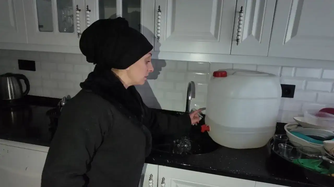 vicdansizligin-boylesi-evi-terk-etti-cocuklarini-ve-esini-elektriksiz-ve-susuz-birakt-3276606-202601151129-2