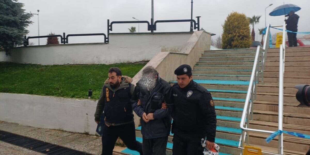 yanginda-mahsur-kalanlar-kurtarilmaya-baslandi-cocuklarina-kavusan-aileler-gozyaslarina-boguldu-2