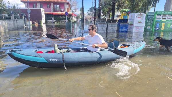 aa-20260214-40554103-40554090-koycegiz-golunun-tasmasi-nedeniyle-kanolarla-sokak-aralarinda-gezdiler