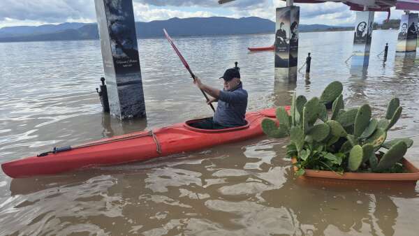 aa-20260214-40554103-40554091-koycegiz-golunun-tasmasi-nedeniyle-kanolarla-sokak-aralarinda-gezdiler