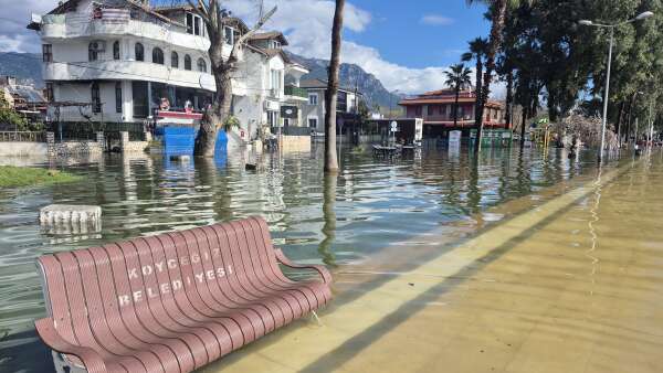 aa-20260214-40554103-40554098-koycegiz-golunun-tasmasi-nedeniyle-kanolarla-sokak-aralarinda-gezdiler