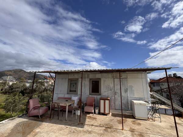 aa-20260215-40560570-40560569-hobisi-olan-muhabbet-kuslarina-evinin-ustune-koydugu-konteynerde-bakiyor