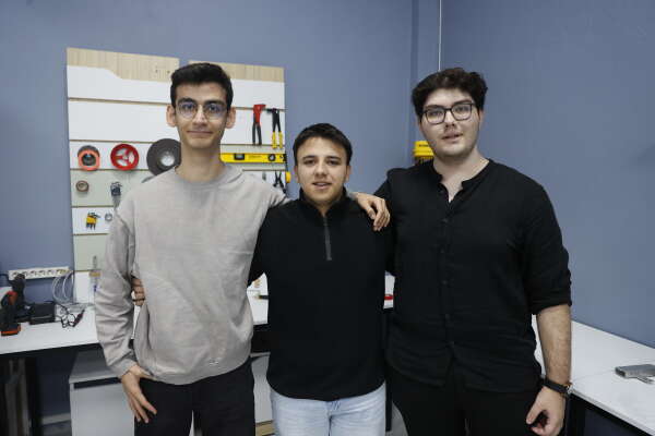 aa-20260215-40561413-40561411-anadolu-lisesi-mezunu-3-genc-orman-yanginlarina-karsi-dron-tasarladi