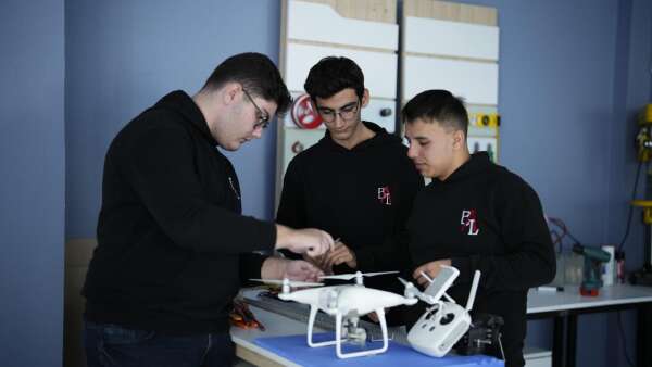 aa-20260215-40561413-40561412-anadolu-lisesi-mezunu-3-genc-orman-yanginlarina-karsi-dron-tasarladi