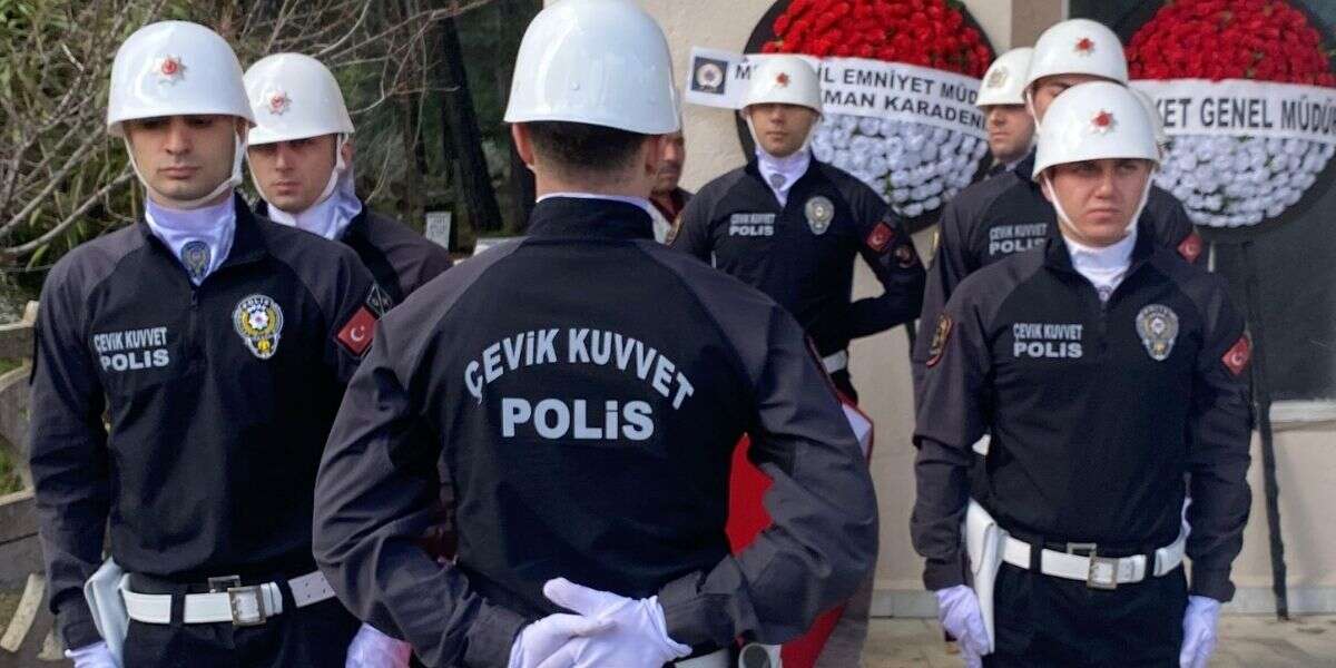 yanginda-mahsur-kalanlar-kurtarilmaya-baslandi-cocuklarina-kavusan-aileler-gozyaslarina-boguldu-6