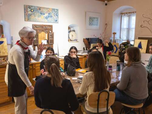 aa-20260220-40625922-40625918-datcada-ogrenciler-sanatci-aljohara-jeje-ile-uretim-surecini-deneyimledi