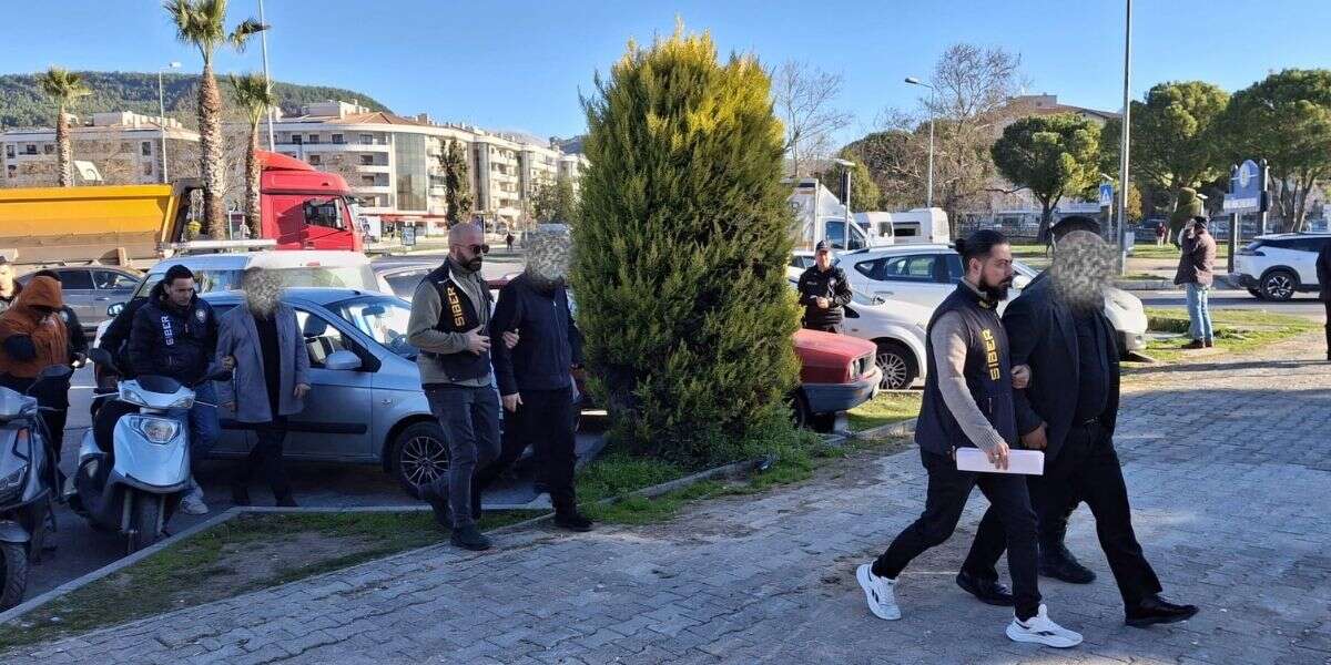 yanginda-mahsur-kalanlar-kurtarilmaya-baslandi-cocuklarina-kavusan-aileler-gozyaslarina-boguldu-2