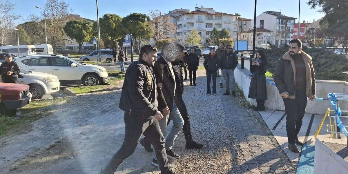 yanginda-mahsur-kalanlar-kurtarilmaya-baslandi-cocuklarina-kavusan-aileler-gozyaslarina-boguldu-5