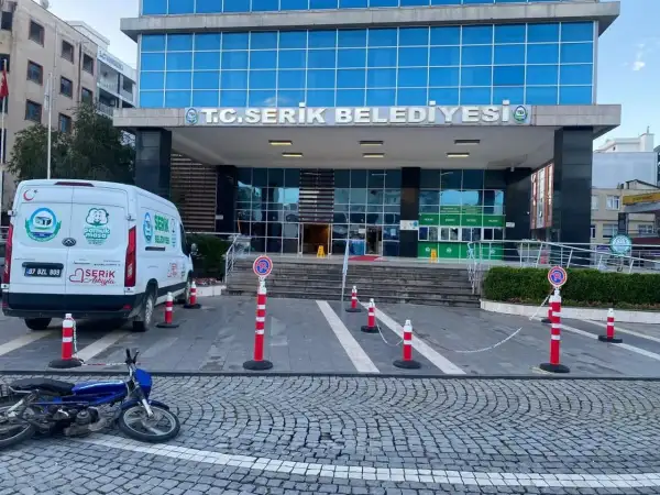 belediye-onunde-dehset-pes-pese-tetige-basti-3292685-202604060950-1