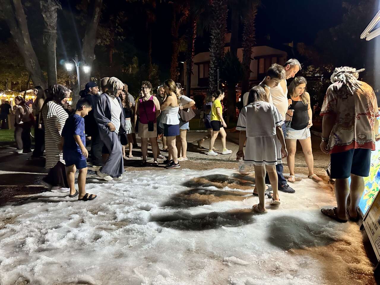 aa-20260807-42165336-42165331-muglada-yerli-ve-yabanci-turistlere-agustosta-yapay-kar-surprizi