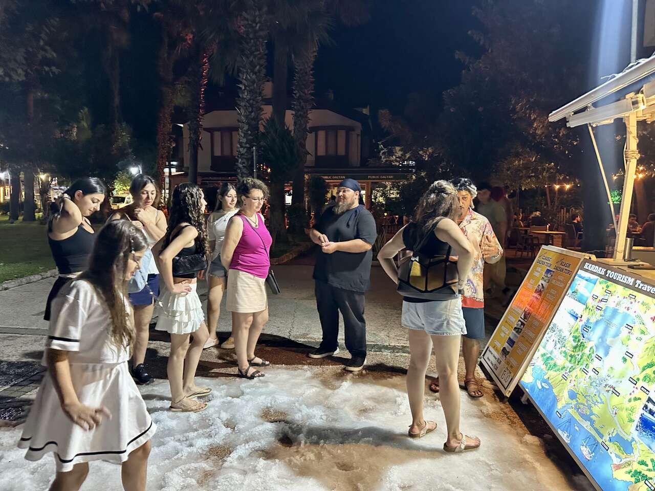 aa-20260807-42165336-42165333-muglada-yerli-ve-yabanci-turistlere-agustosta-yapay-kar-surprizi